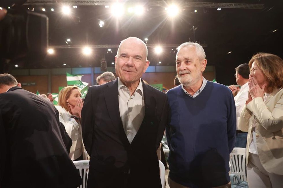 Los expresidentes de la Junta de Andalucía Manuel Chaves y José Antonio Griñán en el mitin de cierre de campaña del PSOE-A en Sevilla.