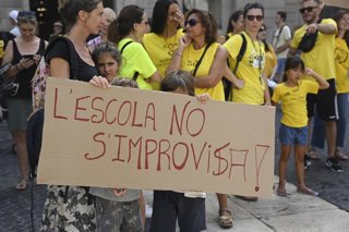 Archivo - Una persona se manifiesta con una pancarta que reza:' L'escola no s'improvisa' durante la huelga de profesores de Catalunya el día que comienza el curso escolar, a 6 de septiembre de 2023, en Barcelona, Catalunya (España). Foto de archivo