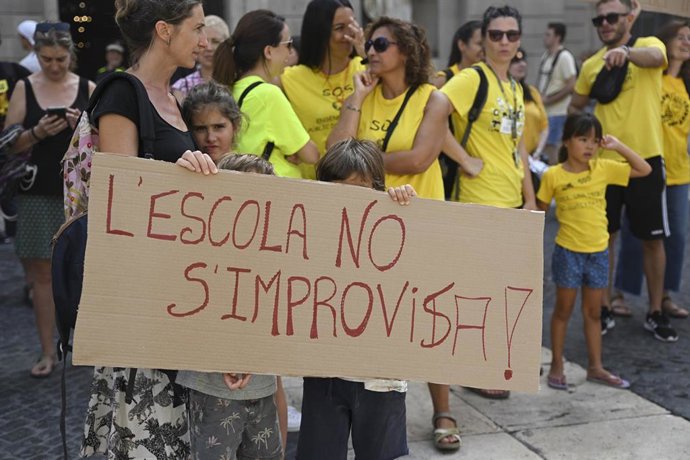 Archivo - Una persona se manifiesta con una pancarta que reza:' L'escola no s'improvisa' durante la huelga de profesores de Catalunya el día que comienza el curso escolar, a 6 de septiembre de 2023, en Barcelona, Catalunya (España). Foto de archivo