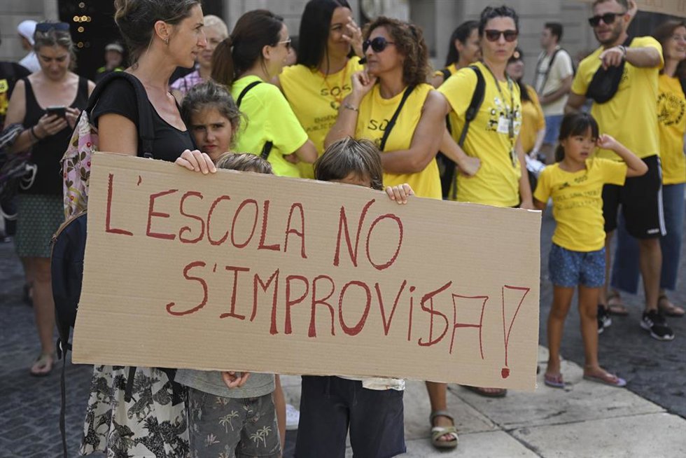 Archivo - Una persona se manifiesta con una pancarta que reza:' L'escola no s'improvisa' durante la huelga de profesores de Catalunya el día que comienza el curso escolar, a 6 de septiembre de 2023, en Barcelona, Catalunya (España). Foto de archivo