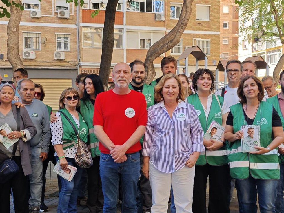 El cabeza de lista de Por Andalucía en Málaga, Ernesto Alba, en un acto electoral con la número 2 de la lista.