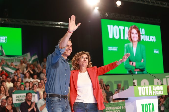 El secretario general del PSOE y presidente del Gobierno, Pedro Sánchez, junto a la secretaria general del PSOE-A y candidata a la Presidencia de la Junta, María Jesús Montero, durante el acto de cierre de campaña de los socialistas andaluces.