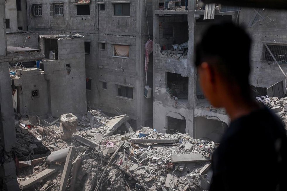 Un joven palestino observa los daños causados por los ataques de Israel en el campamento de refugiados de A Shati, en la Franja de Gaza