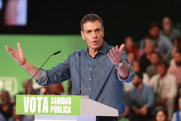 El secretario general del PSOE y presidente del Gobierno, Pedro Sánchez, interviene en el acto de cierre de campaña de los socialistas andaluces. A 15 de mayo de 2026 en Sevilla (Andalucía, España). María Jesús Montero, ha puesto el broche de oro a su cam
