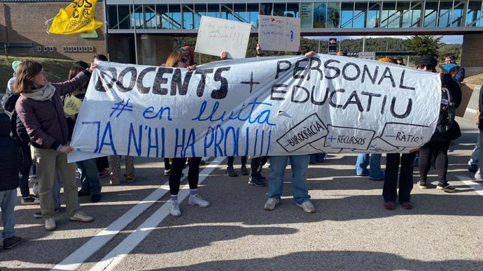 Profesores cortan la C-16 a la altura del Túnel del Cadí (Lleida)