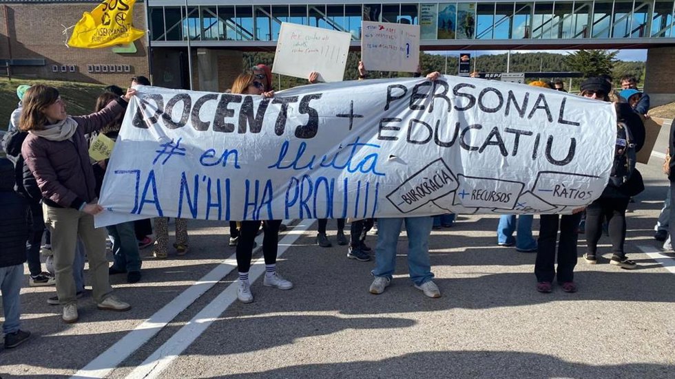 Profesores cortan la C-16 a la altura del Túnel del Cadí (Lleida)