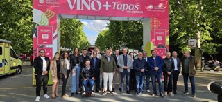 El alcalde de Valladolid, Jesús Julio Carnero, inaugura una nueva edición del evento gastronómico 'Vino + Tapas'
