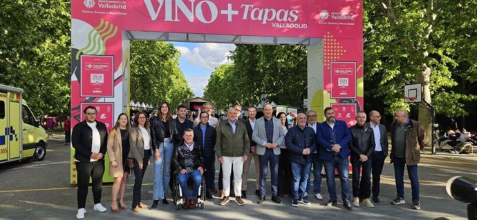 El alcalde de Valladolid, Jesús Julio Carnero, inaugura una nueva edición del evento gastronómico 'Vino + Tapas'