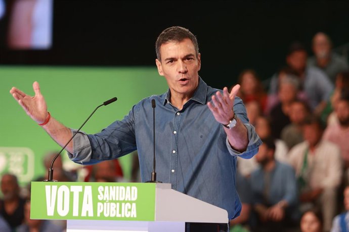 O secretário-geral do PSOE e presidente do Governo, Pedro Sánchez, participa do evento de encerramento da campanha dos socialistas andaluzes. Em 15 de maio de 2026, em Sevilha (Andaluzia, Espanha). María Jesús Montero deu o toque final à sua campanha