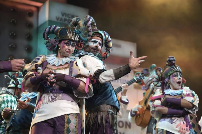 Archivo - Imagen de DSAS3, de Jesús Bienvenido, durante el carnaval de Cádiz, una de las comparsas participantes en el acto 'Carnaval de Primavera' que se celebra en Alcalá de Guadaíra (Sevilla).