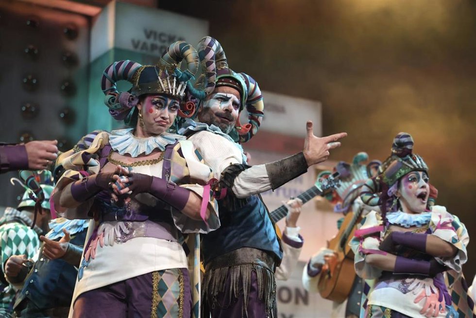 Archivo - Imagen de DSAS3, de Jesús Bienvenido, durante el carnaval de Cádiz, una de las comparsas participantes en el acto 'Carnaval de Primavera' que se celebra en Alcalá de Guadaíra (Sevilla).