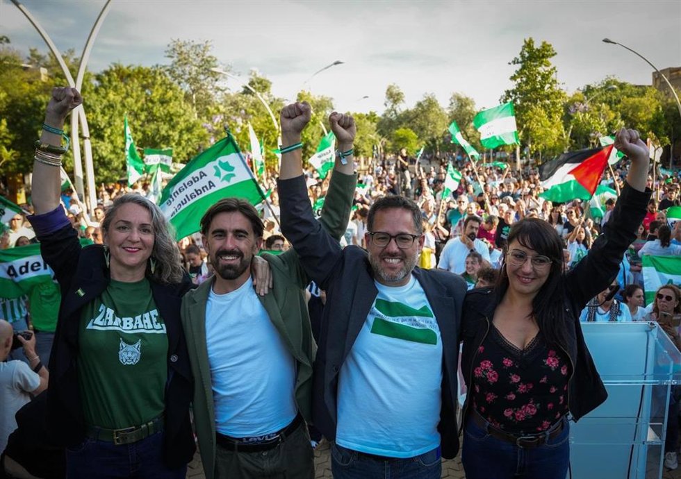 Begoña Iza, Luis Rodrigo, José Ignacio García e Inma Manzano, sobre el escenario minutos antes del mitin de cierre de campaña, en la Alameda de Hércules.