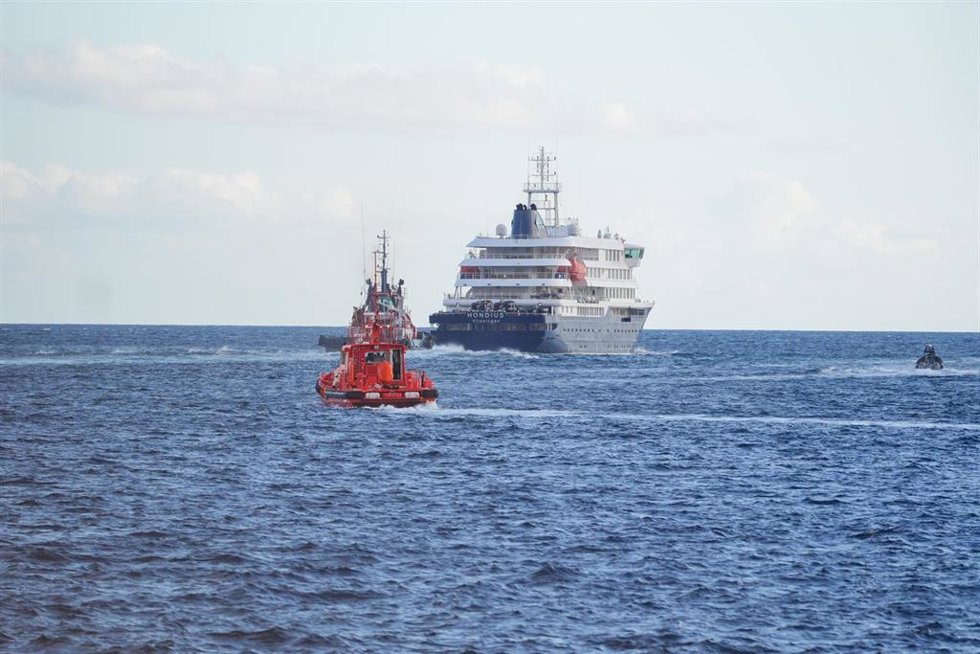 Evacuación en lancha de pasajeros a bordo del crucero MV Hondius fondeado cerca del puerto de Granadilla, a 11 de mayo de 2026. 
