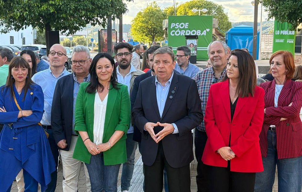 Luis Planas, entre Rafi Crespín y Silvia Mellado, junto otros miembros de la candidatura del PSOE por Córdoba en la barriada cordobesa de Villarrubia.
