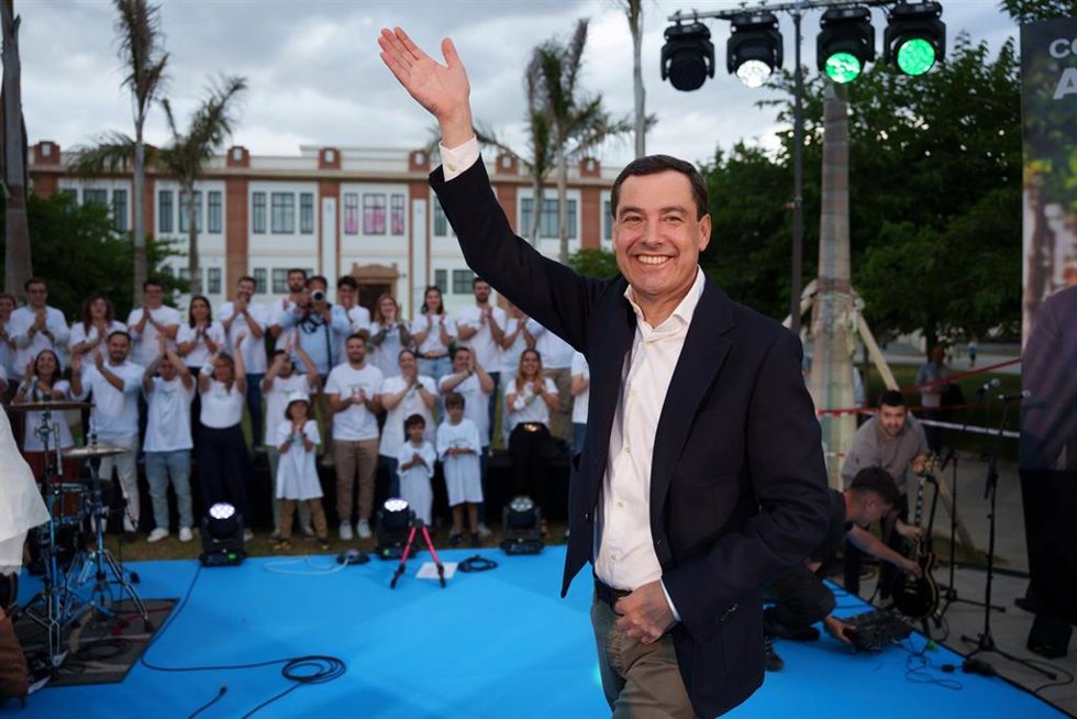 El presidente del PP-A y candidato a la reelección de la Presidencia de la Junta, Juanma Moreno, a su llegada al mitin de cierre de campaña celebrado en málaga. A 15 de mayo de 2026 en Málaga (Andalucía, España). El Paseo Antonio Banderas, frente a la sed