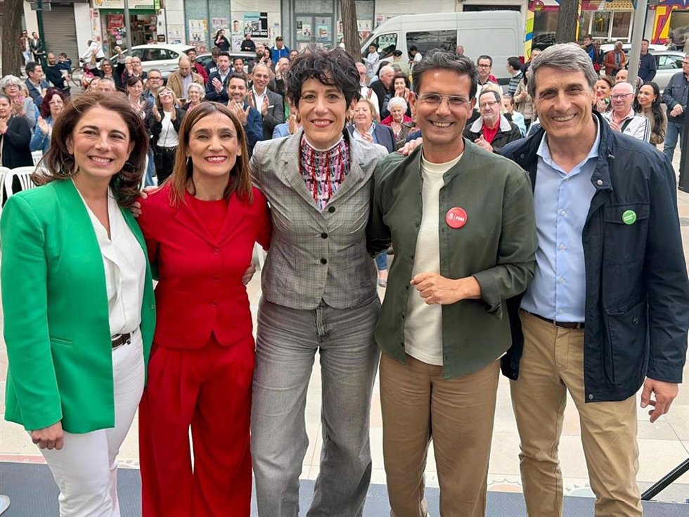La ministra de Inclusión, Seguridad Social y Migraciones, Elma Saiz, con los candidatos socialistas por la provincia de Granada,  Olga Mazano y Paco Cuenca, el secretario general del PSOE de Granada, Pedro Fernández y su homóloga en la capital, Raquel Ruz