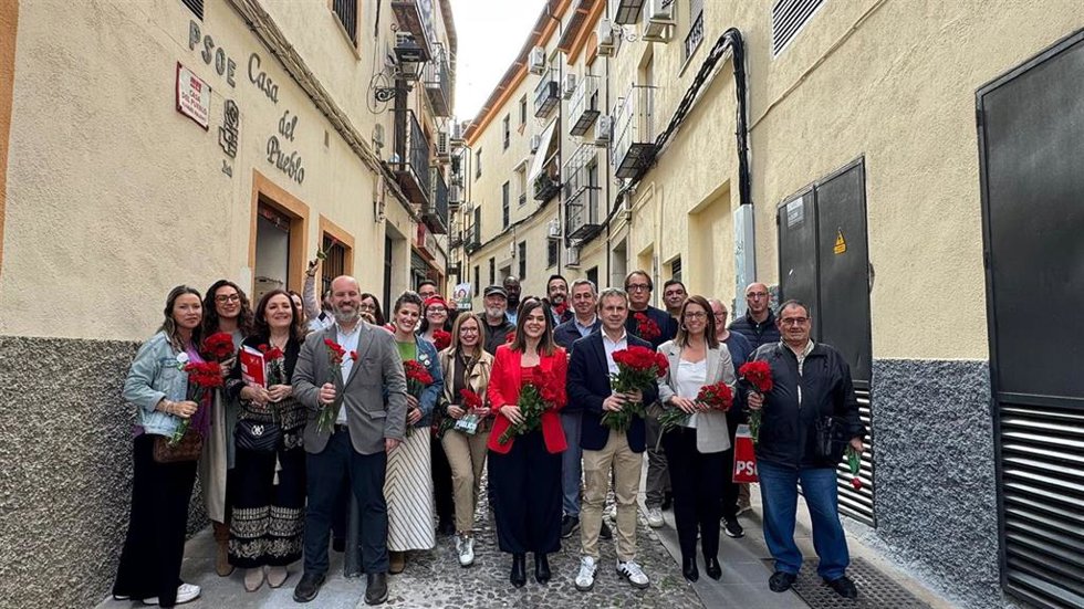 Candidatos del PSOE de Jaén durante el reparto de rosas y claveles por las calles del casco histórico.