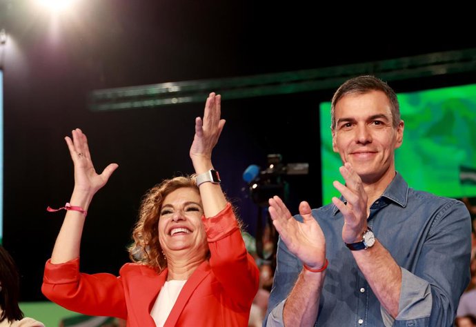 El secretario general del PSOE y presidente del Gobierno, Pedro Sánchez, junto a la secretaria general del PSOE-A y candidata a la Presidencia de la Junta, María Jesús Montero, durante el acto de cierre de campaña de los socialistas andaluces. A 15 de may