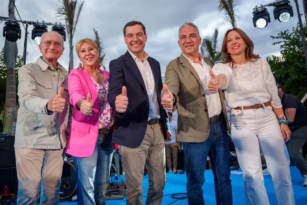 El presidente del PP-A y candidato a la reelección de la Presidencia de la Junta, Juanma Moreno (c), acompañado del vicesecretario de Coordinación Autonómica y Municipal y Análisis Electoral, Elías Bendodo (2d), La candidata por Málaga del PP a las elecci