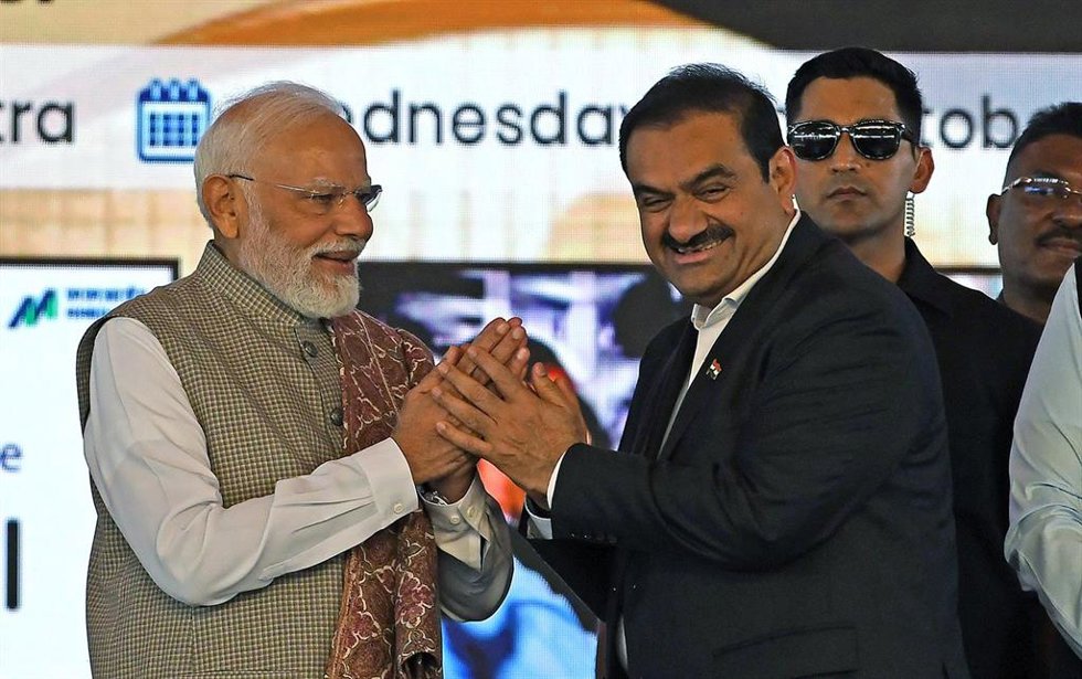Archivo - El primer ministro indio, Narendra Modi, saluda a Gautam Adani, fundador y presidente del Grupo Adani, durante la inauguración del Aeropuerto Internacional de Navi Mumbai en octubre de 2025