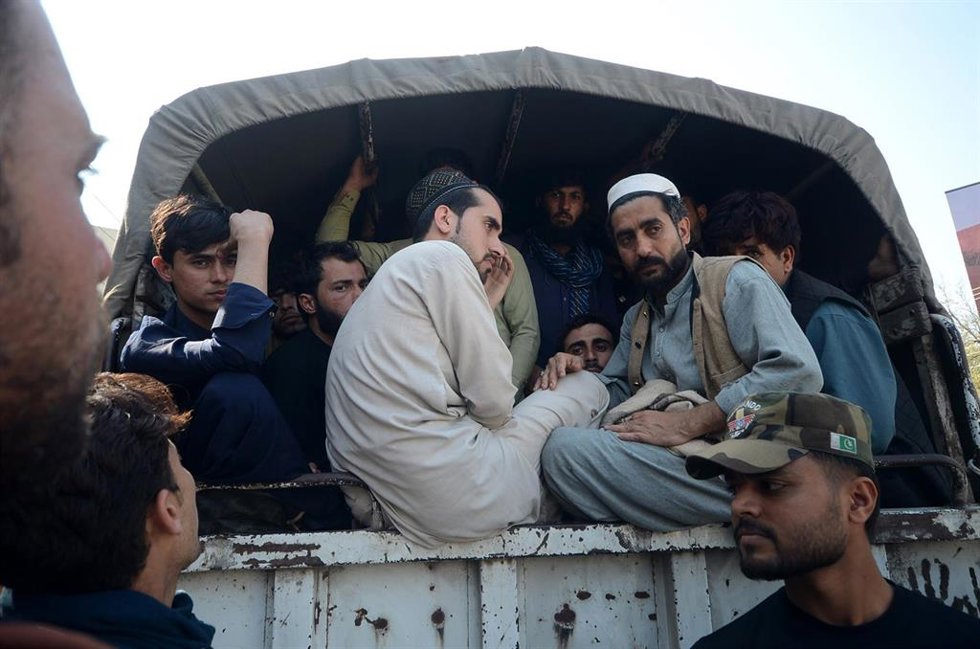 Archivo - Presuntos migrantes indocumentados y refugiados afganos detenidos en una operación en Peshawar, Pakistán, en marzo de 2026