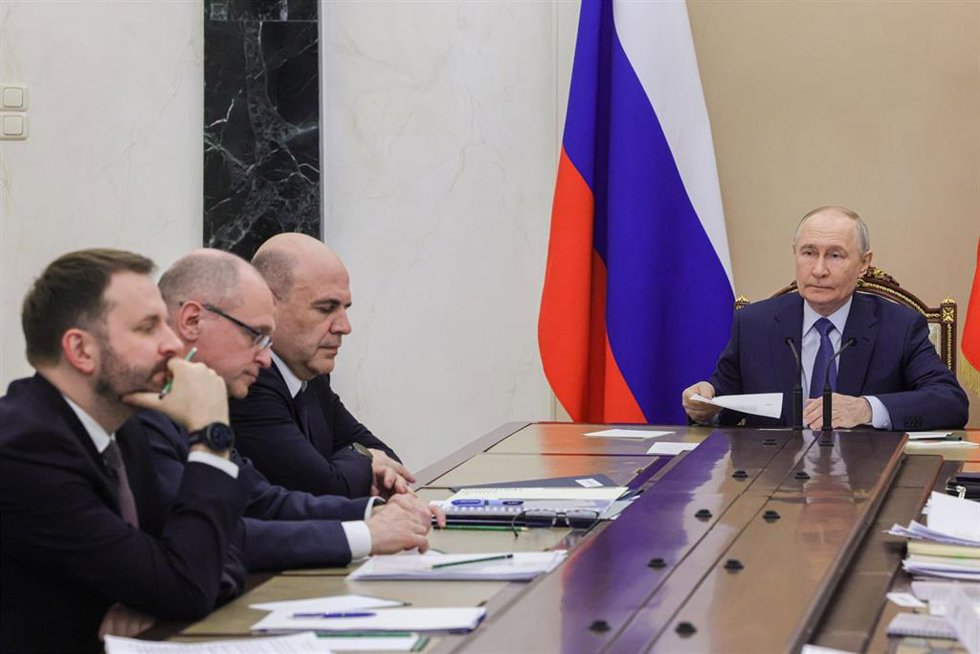 Archivo -  El presidente de Rusia, Vladímir Putin (a la derecha), celebra una reunión sobre cuestiones económicas en el Kremlin de Moscú en mayo de 2026