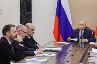 RUSSIA, MOSCOW - MAY 15, 2026: Russia's President Vladimir Putin (R) holds a meeting on economic issues at Moscow's Kremlin