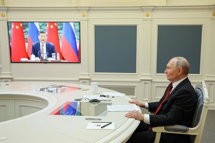 Archivo - RUSSIA, MOSCOW - FEBRUARY 4, 2026: Vladimir Putin, President of Russia, attends a video-conference meeting with his Chinese counterpart Xi Jinping at the Presidential Situation Centre
