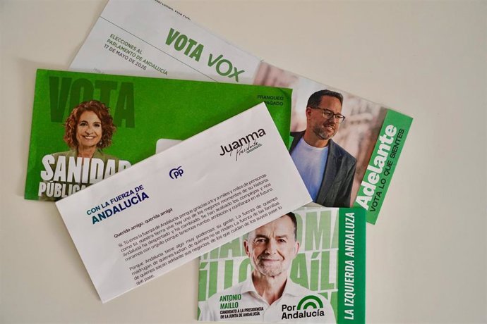 Papeletas electorales de las cinco candidaturas que compiten por la presidencia de la Junta de Andalucía en las elecciones del 17M . A 14 de mayo de 2026 en Málaga (Andalucía, España)