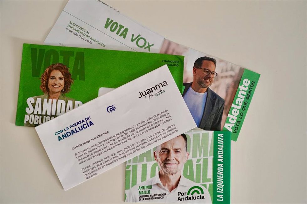 Papeletas electorales de las cinco candidaturas que compiten por la presidencia de la Junta de Andalucía en las elecciones del 17M . A 14 de mayo de 2026 en Málaga (Andalucía, España)