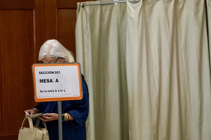 Archivo - Votantes en un colegio electoral en Málaga, en una imagen de archivo
