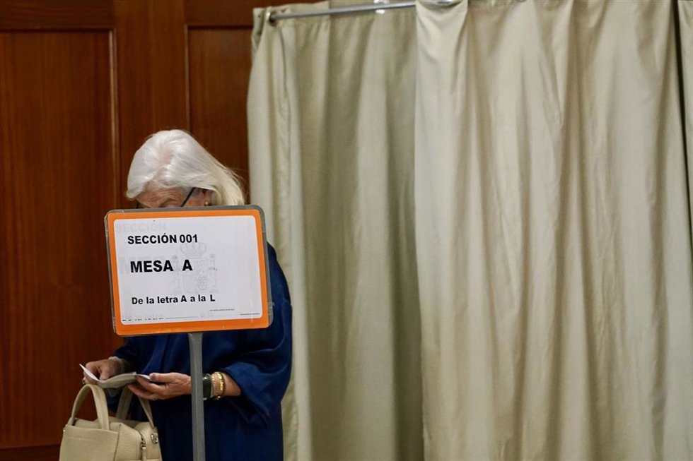 Archivo - Votantes en un colegio electoral en Málaga, en una imagen de archivo