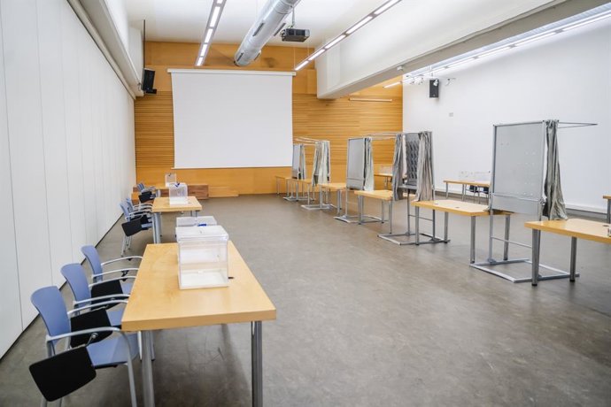 Archivo - Colegio electoral con sistema de climatización en Roquetas de Mar (Almería).