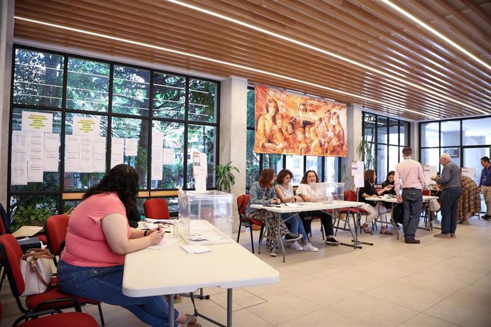 Archivo - Urnas preparadas en un colegio electoral en una imagen de archivo