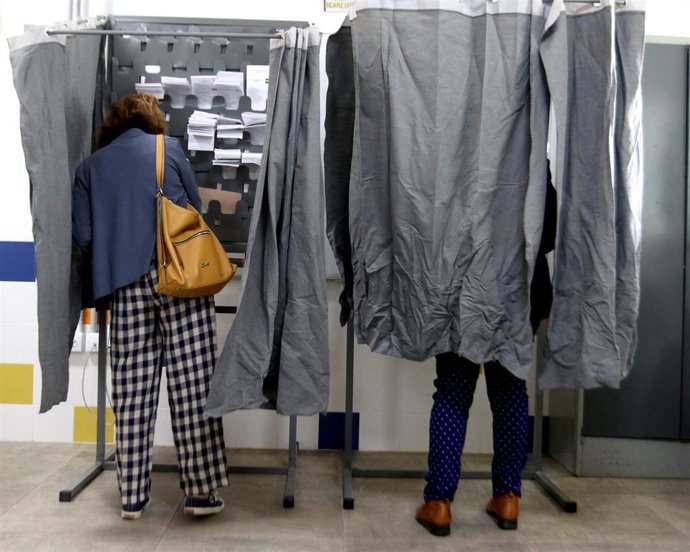 Archivo - Participación ciudadana en un colegio electoral en una imagen de archivo