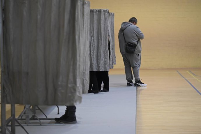 Archivo - Votantes en un colegio electoral en una imagen de archivo