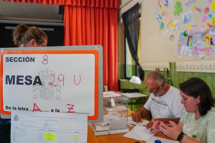 Archivo - Imagen de archivo de un colegio electoral en Sevilla