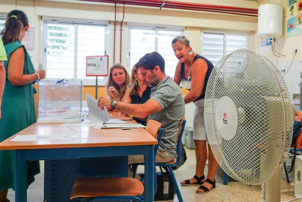 Archivo - Inagen de archivo de un colegio electoral en Sevilla