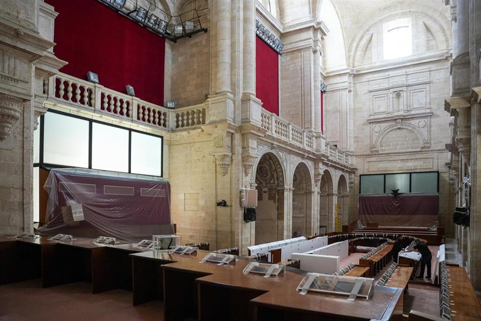 Archivo - Estado del Salón de Plenos del Parlamento de Andalucía preparado para el inicio de las obras, en una imagen de archivo