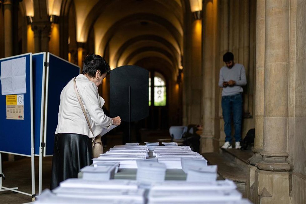 Archivo - Una mujer ejerce su derecho a voto en una imagen de archivo