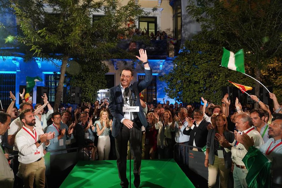 Archivo - El presidente de la Junta y candidato del PP-A a la reelección, Juanma Moreno, en el exterior de la sede regional del partido en la noche electoral de 2022.