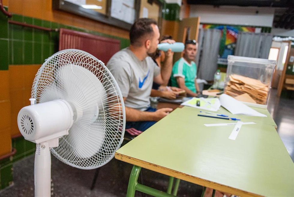 Archivo - La Aemet prevé cielos poco nubosos y temperaturas próximas a los 30 grados para el domingo, día de elecciones en Andalucía. Imagen de Archivo  