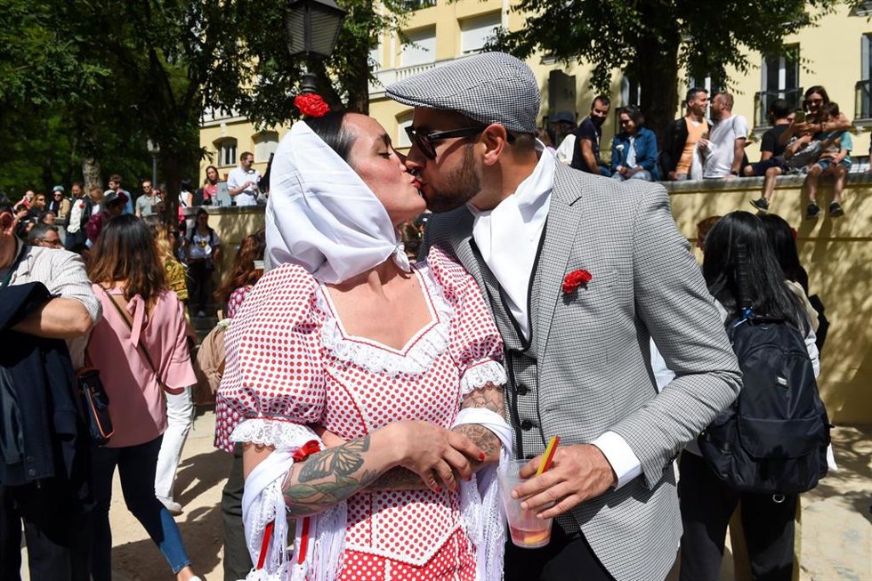 Archivo - Una pareja de chulapos luce claveles rojos y se besan en Las Vistillas, a 13 de mayo de 2023, en Madrid (España). Las fiestas de San Isidro se celebran a mediados de mayo en la ciudad de Madrid en honor a su patrono, cuya festividad es el día 15