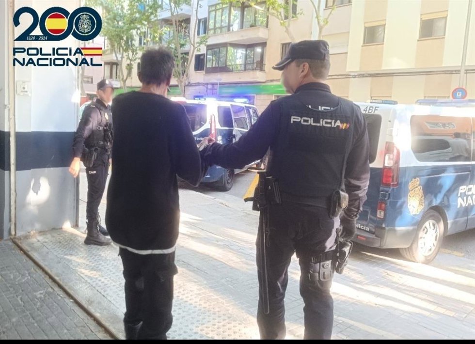 Detenido por romper tres coches con un palo de golf en Palma