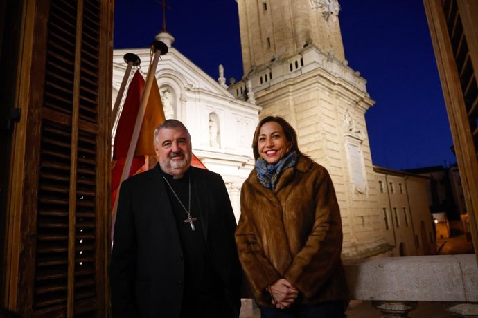 La alcaldesa Chueca junto al arzobispo de Zaragoza, Carlos Escribano, en el estreno de la nueva iluminación de la catedral de La Seo este viernes.
