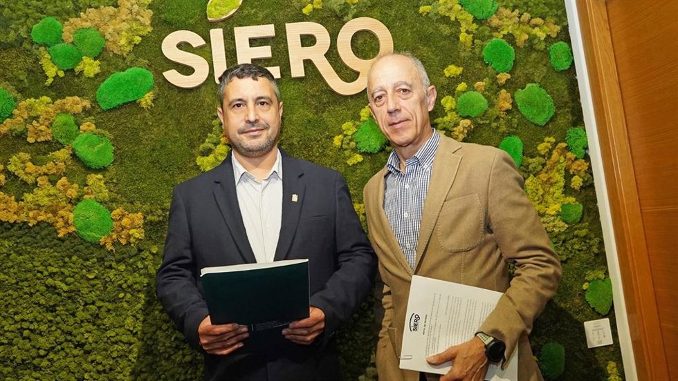 El primer teniente de alcalde, Javier Rodríguez, y el concejal de Deportes, Salud y Protección Contra Incendios, Jesús Abad.