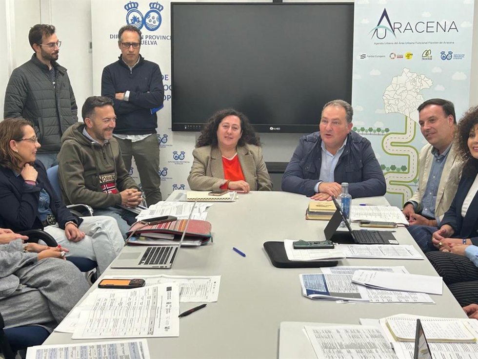 Reunión entre el presidente provincial, David Toscano, y quince alcaldes onubenses.
