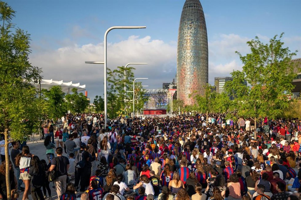 Archivo - Cientos de personas viendo la final del año pasado en el parque de les Glòries