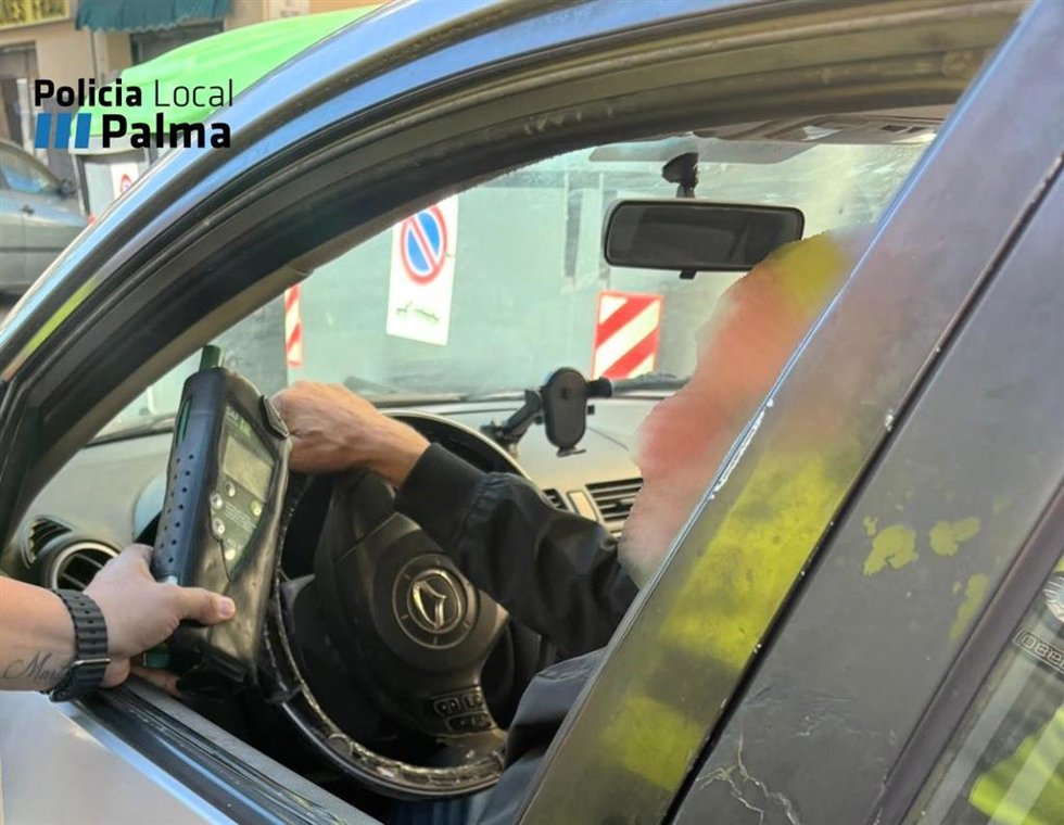Denunciado un conductor por dar positivo en alcoholemia tras aparcar en doble fila en Palma