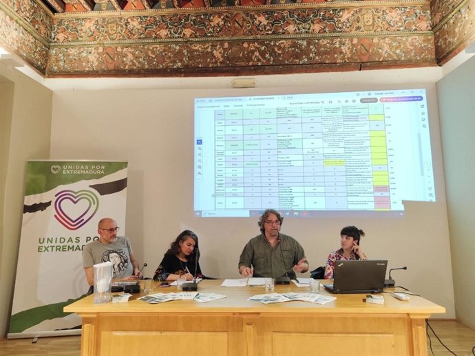 Participantes de la charla-debate 'Casas para vivir, no para especular' organizada por Unidas Extremadura en Plasencia, a 15 de mayo de 2026.